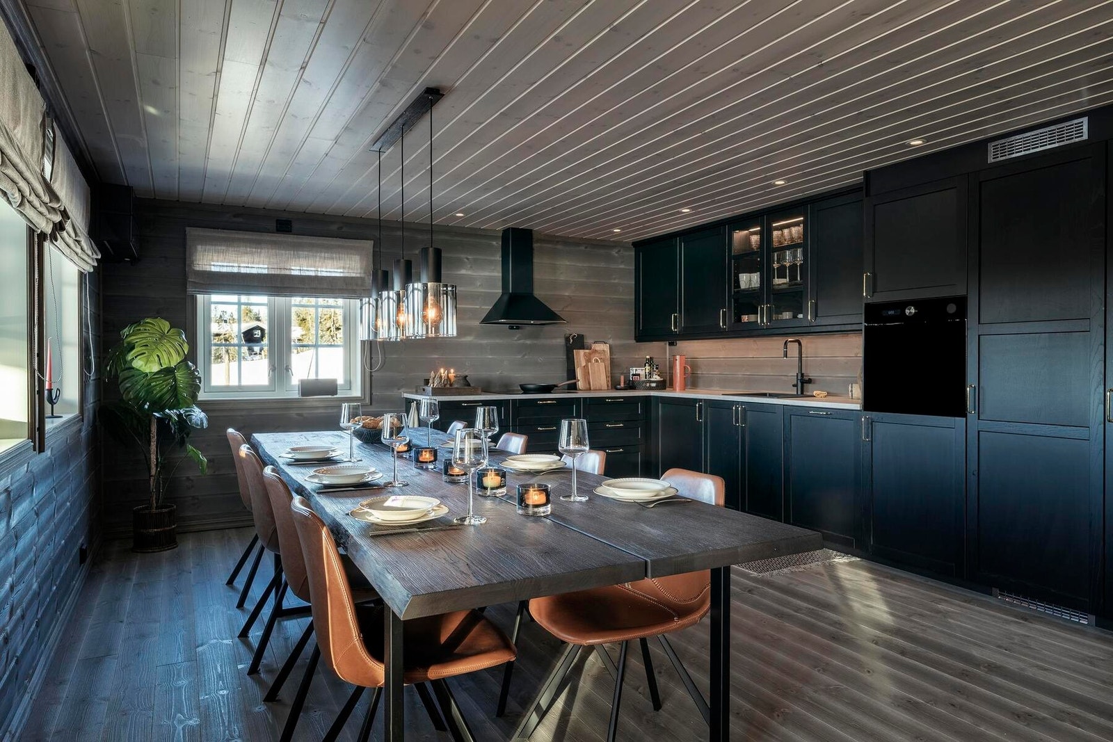 Romslig kjøkken / spisestue med plass til storfamilien. Foto fra en oppsatt Rondablikk 120 hytte. Galleribilde