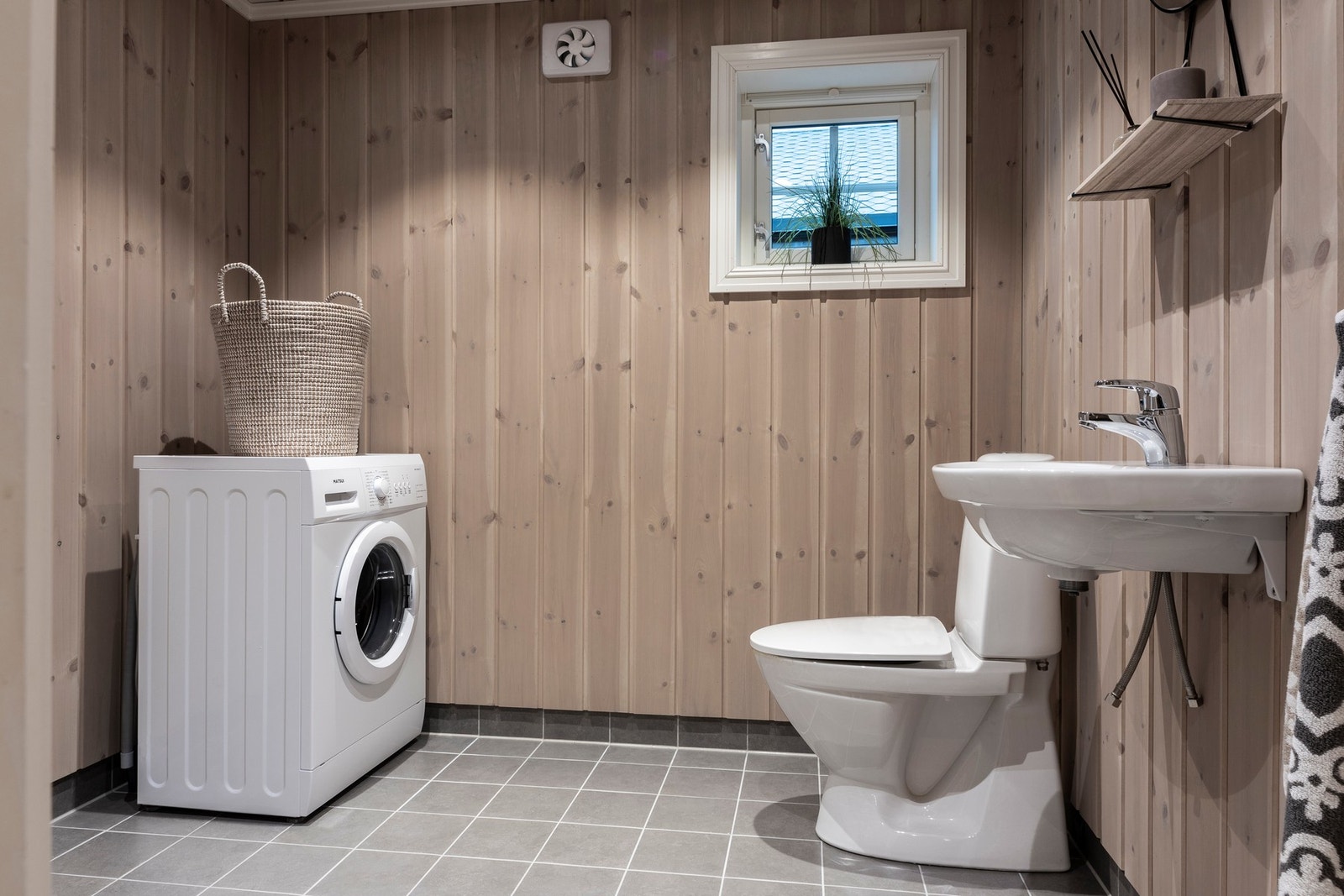 WC/vaskerom, praktisk i tilknytning til entreen Galleribilde