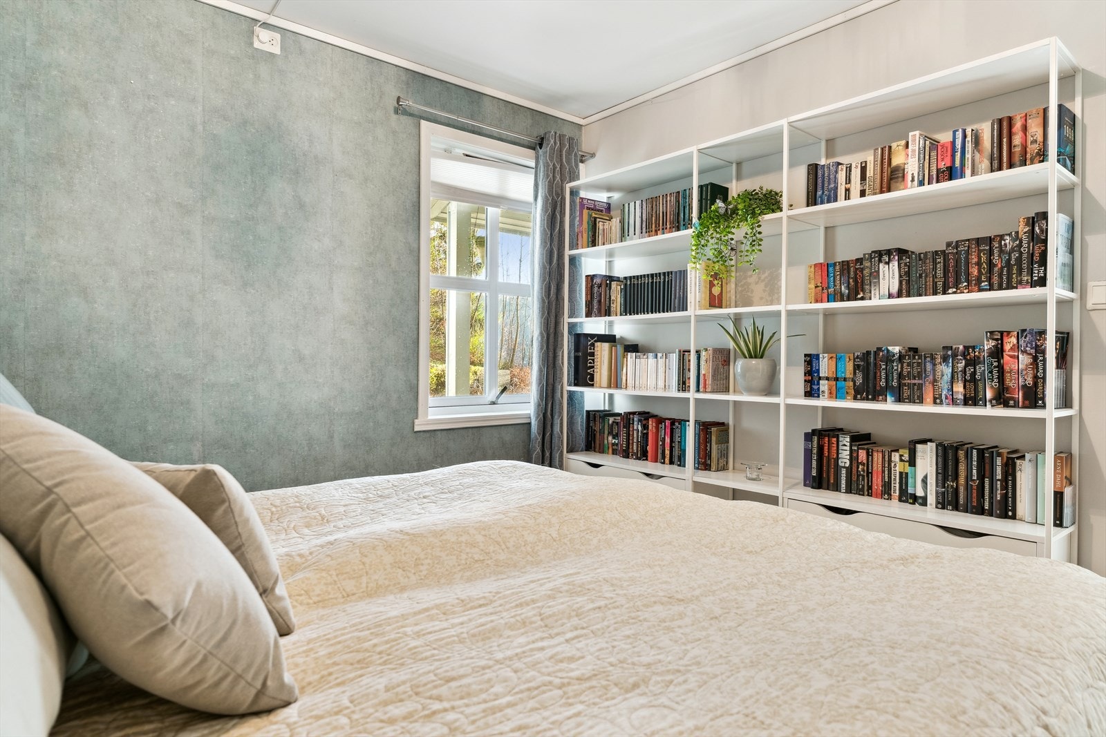 Her kan ein innreie med både dobbeltseng, stort garderobeskap og bokhyller. Galleribilde