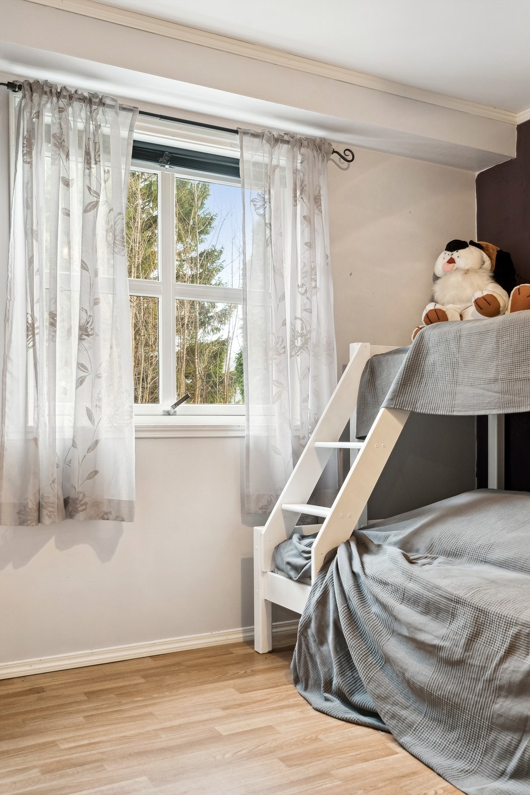 Med to soverom kan ein innreie etter behov og ynskje - kva treng du? Barnerom, gjesterom eller kontor? Galleribilde