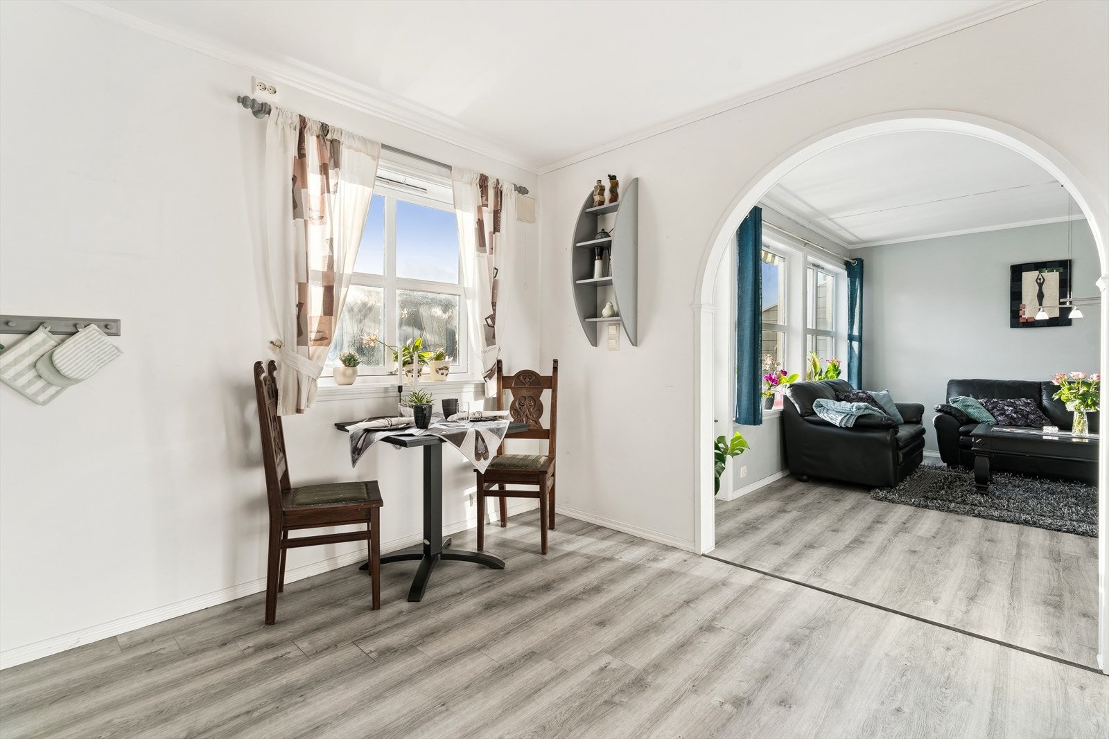 Dels opa stove- og kjøkkenløysing med bueformet dørkarmer som set eit klassisk preg. Galleribilde