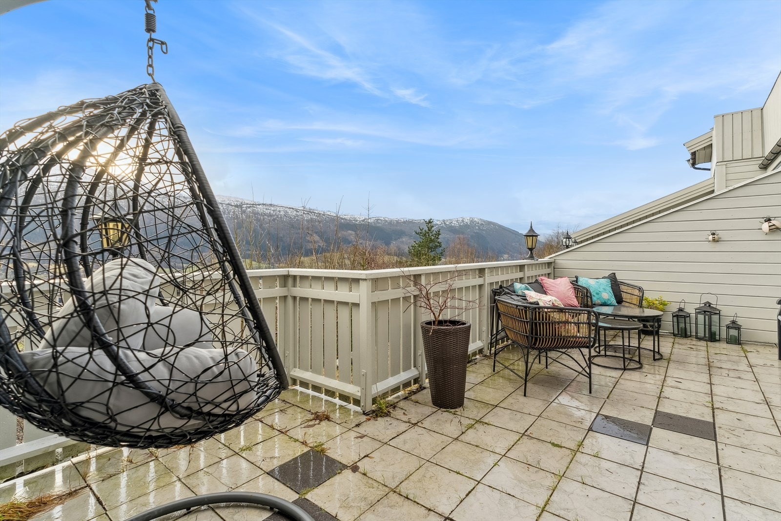 Frå stova er det tilkomst til markterrasse. Galleribilde