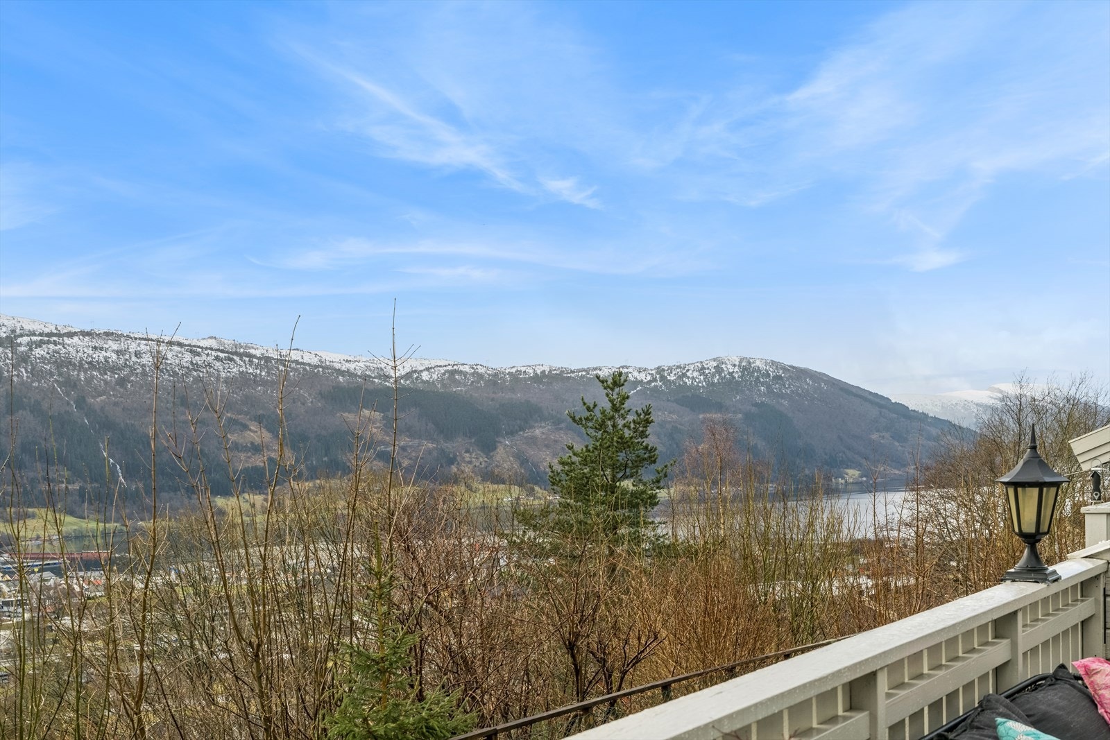 Frå terrassen har ein flott utsikt over vakkert fjellandskap, terrassen er sørvendt og har gode solforhold. Galleribilde