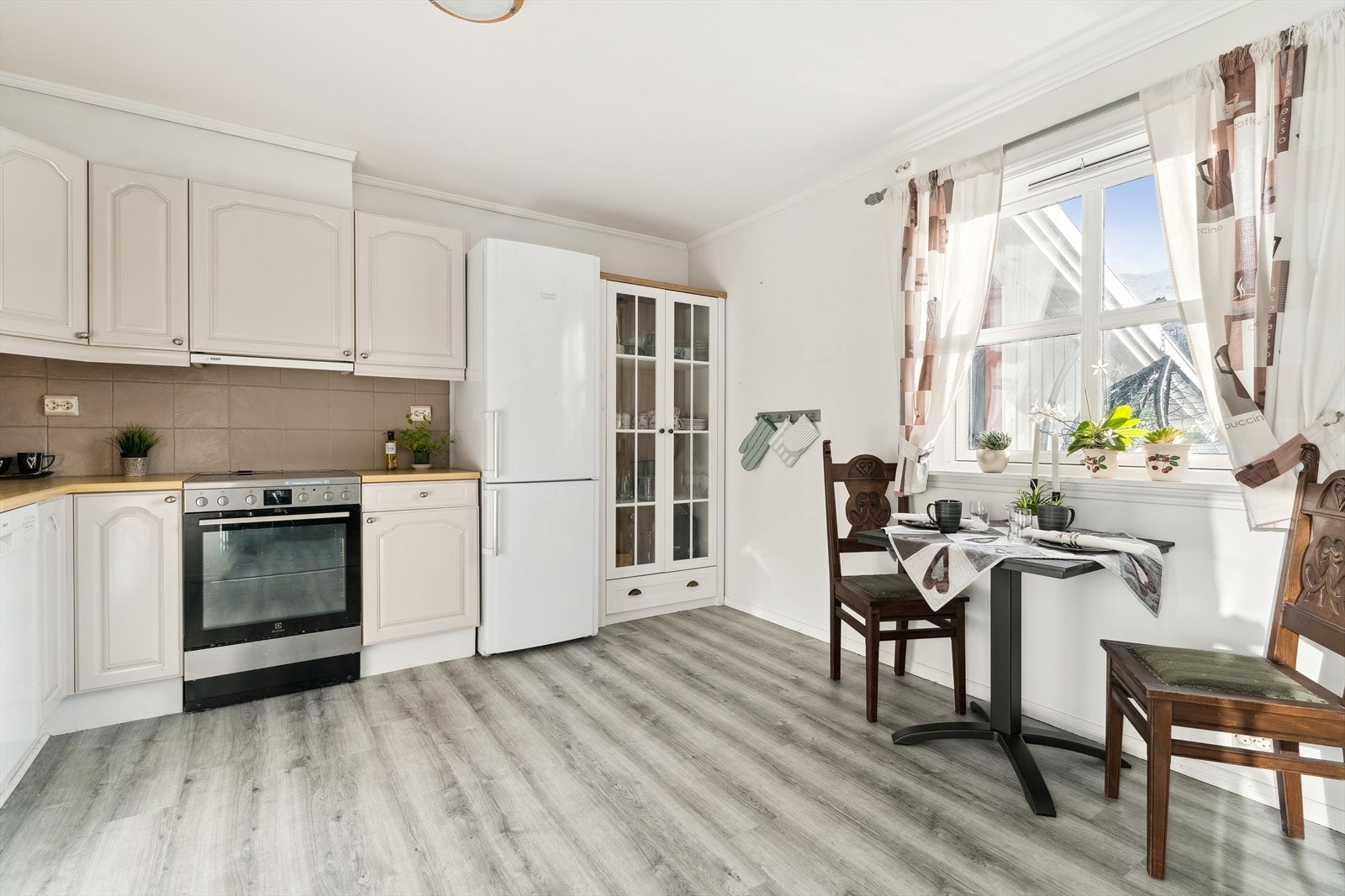 Her er det god plass til kjøkkenbord der ein kan nyte morgonkaffien. Galleribilde