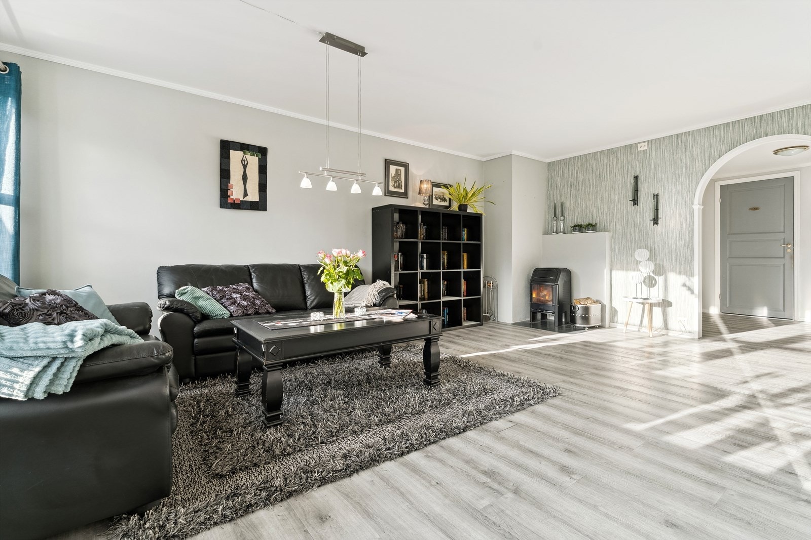 Med romsleg og funksjonell utforming får ein gode møbleringsmoglegheiter. Galleribilde