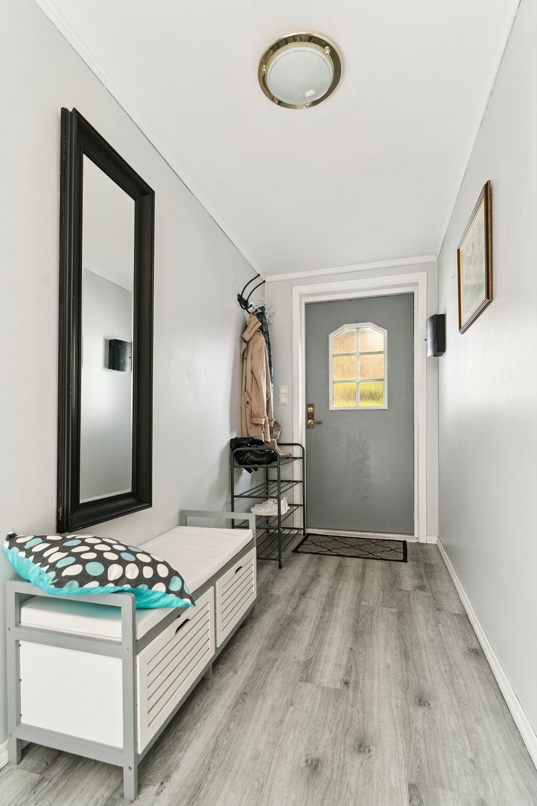 Entrèen er lys og innbydande, og understøttar inntrykket av ei pent velhalden leilegheit. Galleribilde