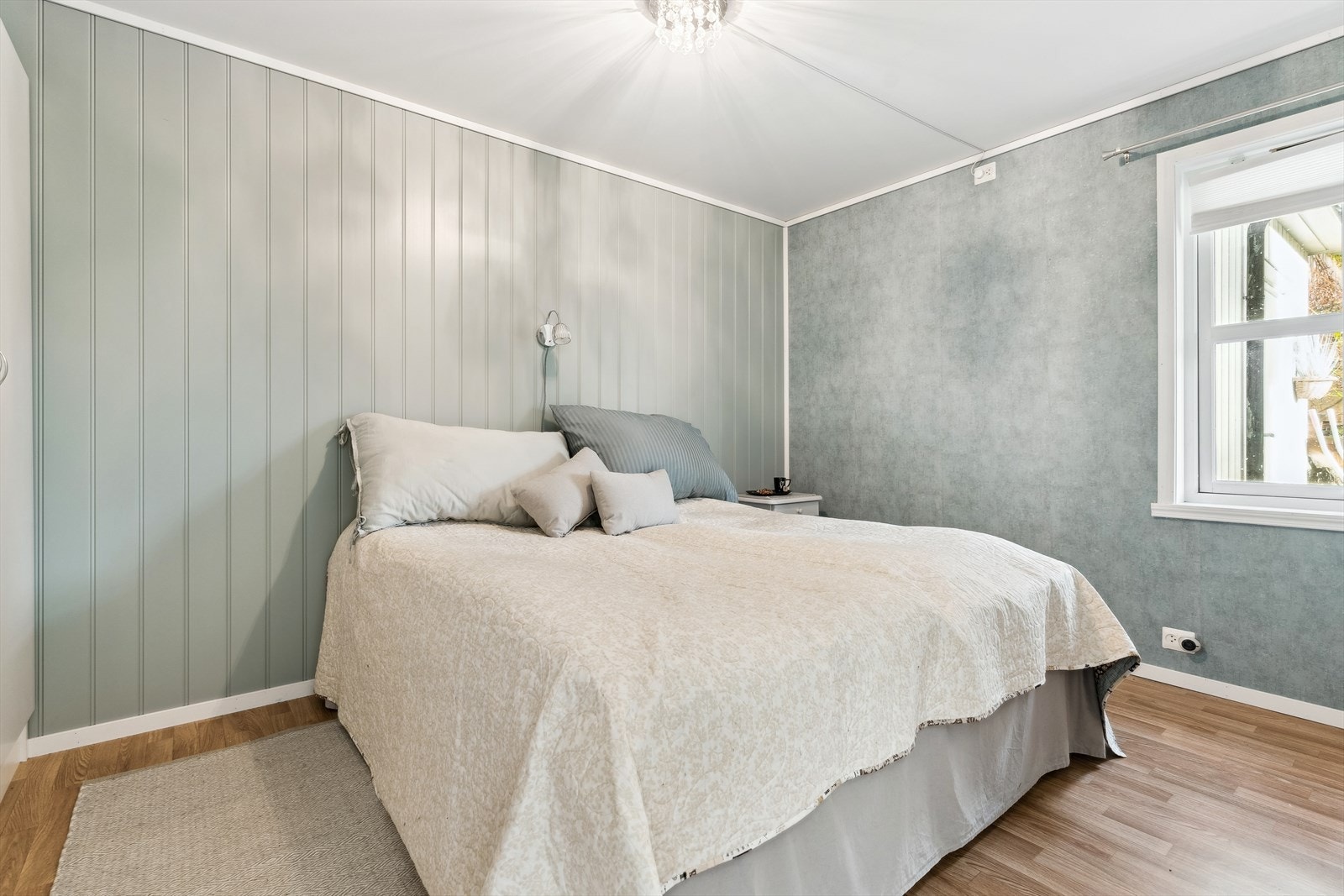 Hovudsoverommet er av god størrelse, og malt i ein lun og behageleg blåfarge som gjer det lett å finne roen. Galleribilde