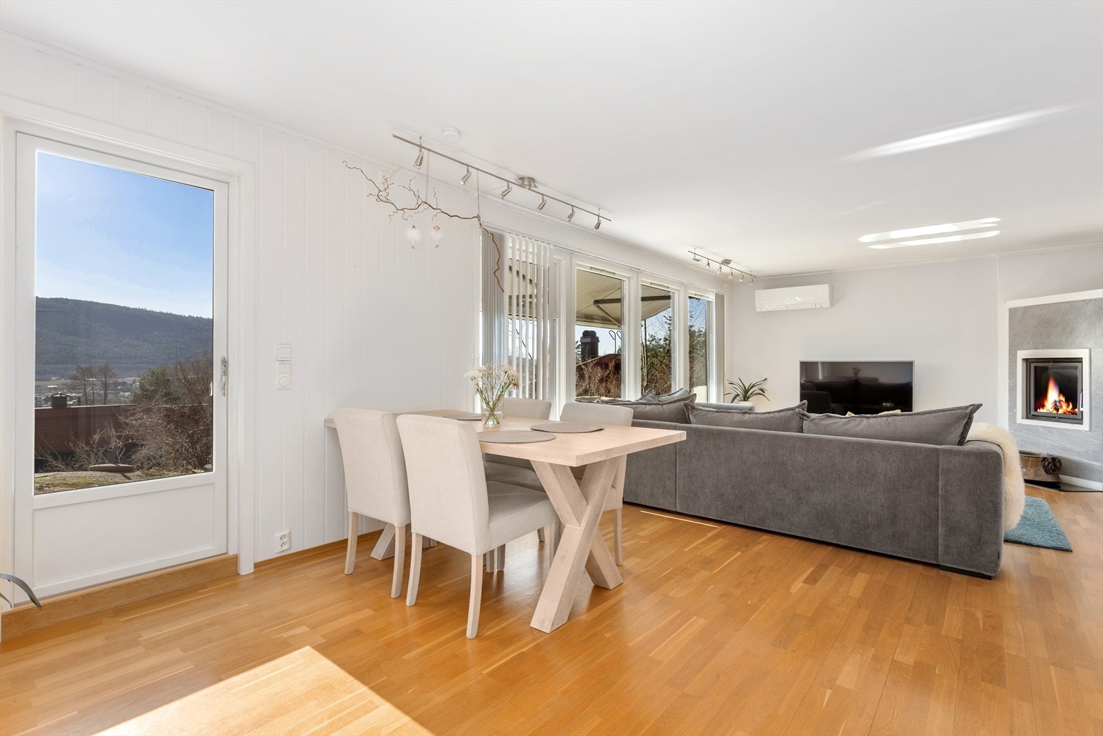 Plass til spiseguppe, og gode vindusflater som sørger for rikelig med naturlig belysning og fint utsyn over nærområdet. Galleribilde