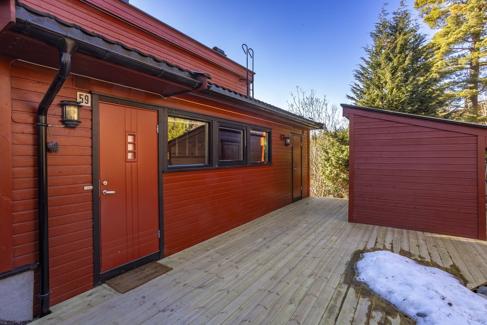 Med boligen følger bod på 6 m2 ved inngangspartiet, samt garasjeplass i felles rekke på 15 m2. Galleribilde