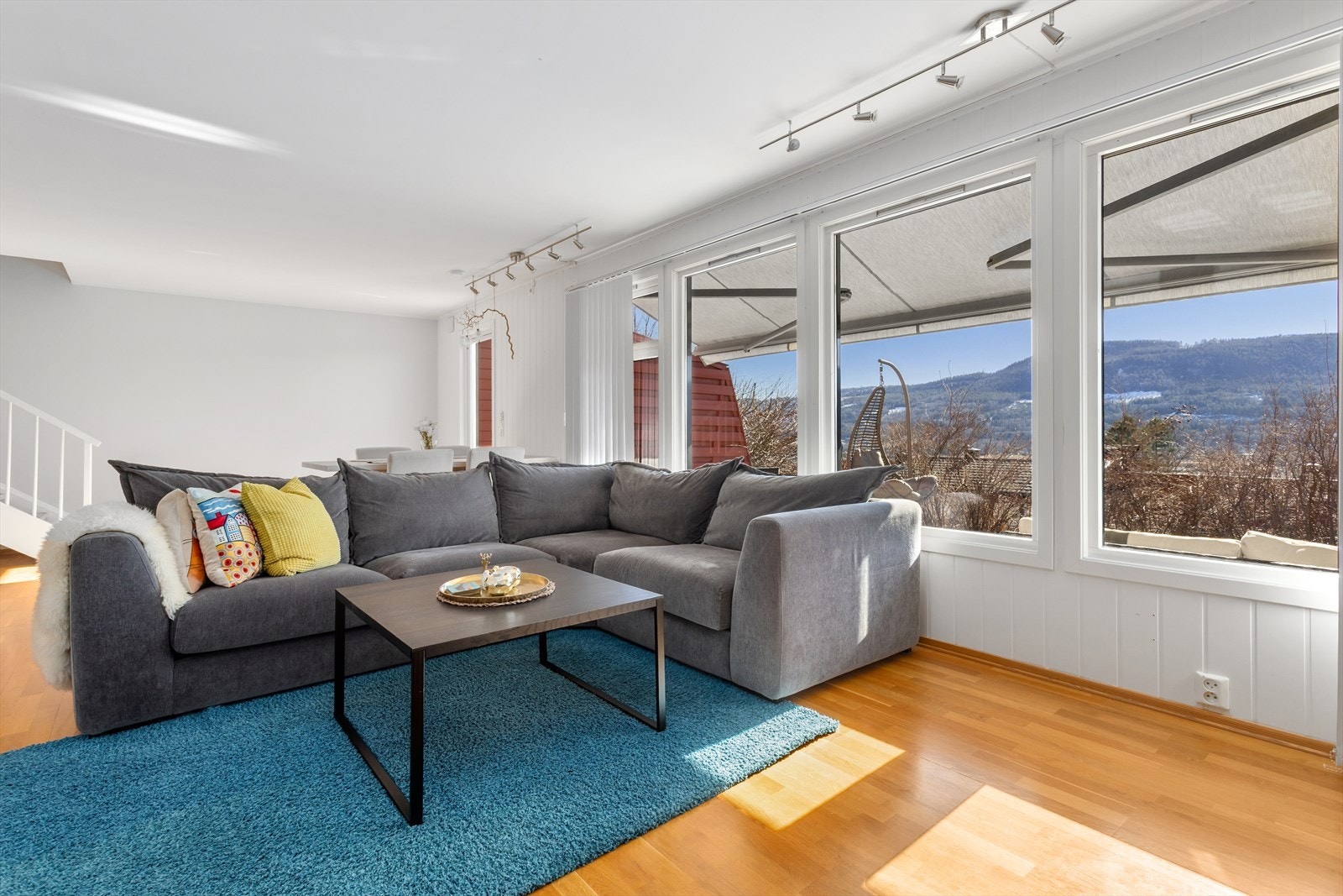 Den møbleringsvennlige stuen innbyr til både avslappende stunder og sosiale sammenkomster med plass til både spisegruppe og sofa med tilhørende møblement. Galleribilde