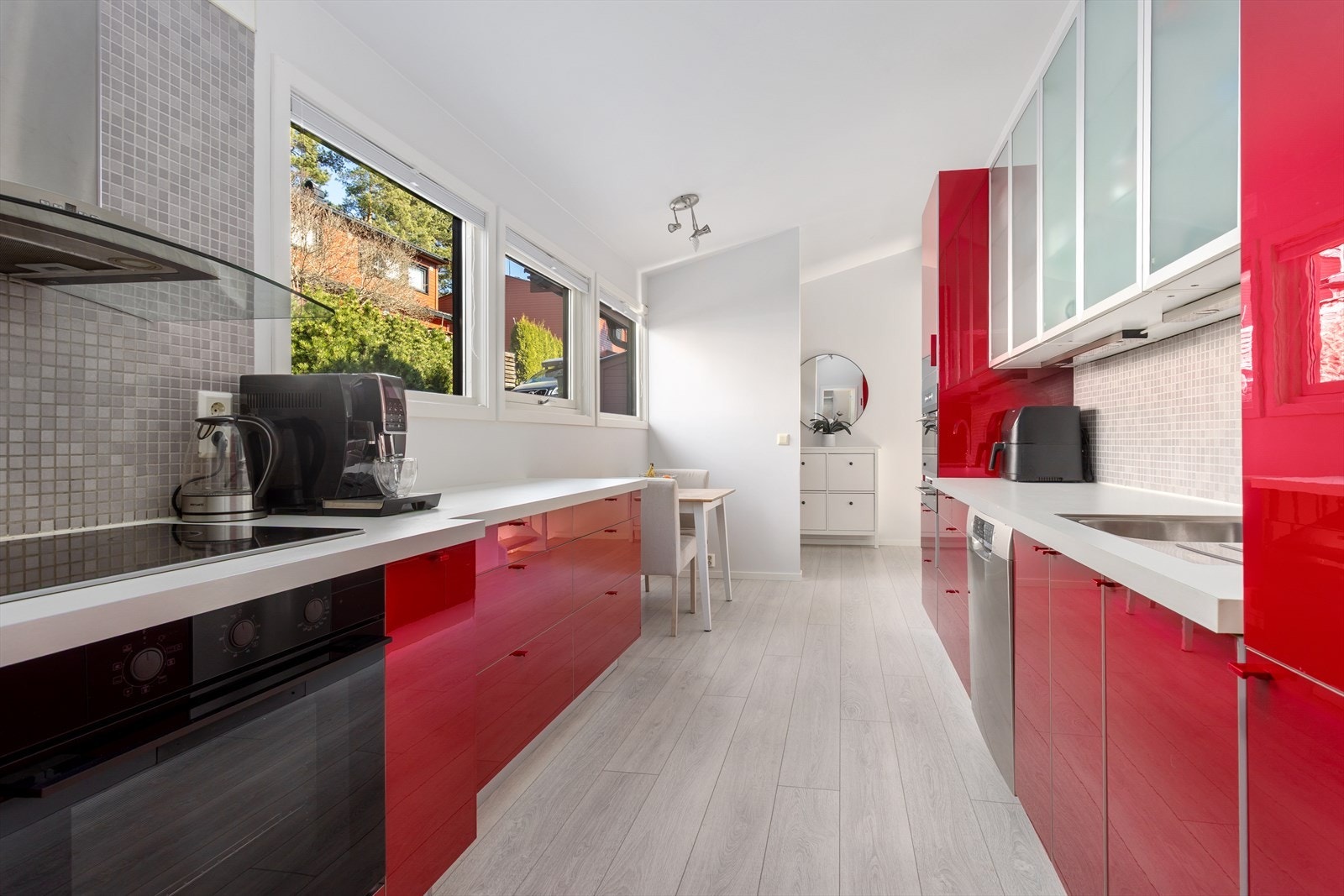 Det moderne kjøkkenet har en pen Ikea kjøkkeninnredning med glatt utførelse og stålkum. Galleribilde