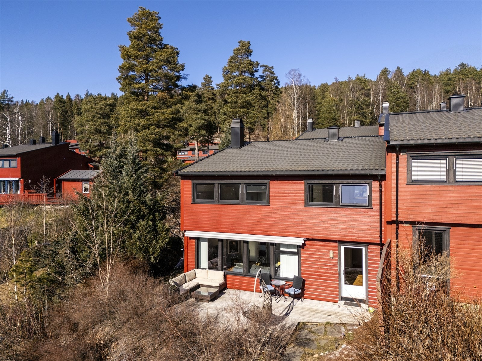 Eiendommen ligger i et attraktivt og etablert boligområde på Åssiden. Et meget rolig og barnevennlig med kort vei til barnehager, skoler og lekeplass. Galleribilde