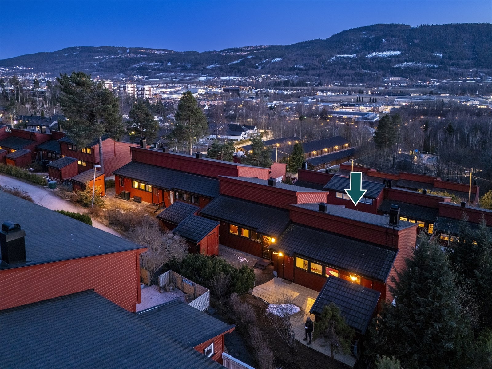 Boligen finner du med god intern beliggenhet på enden av boligrekken. Galleribilde