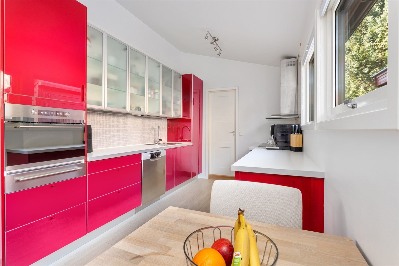 I innredning er det plass til integrert komfyr/topp, micro, kjøl/frys og varmeskuff. Galleribilde