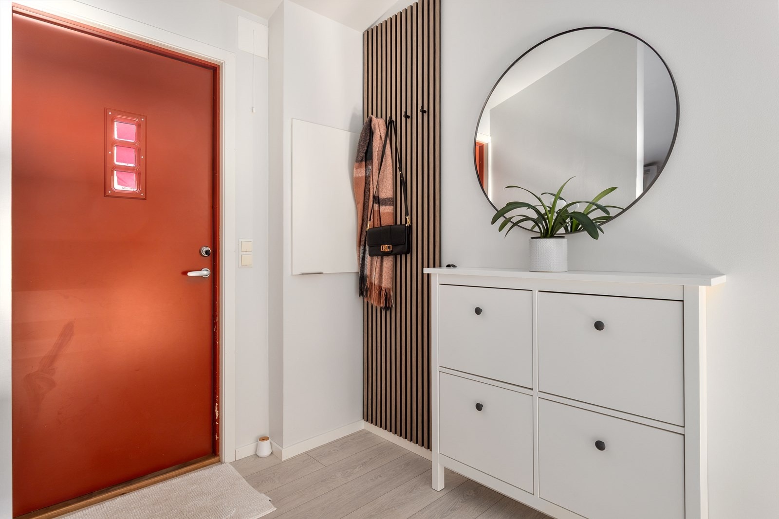 Vel innenfor boligens vegger ledes du videre inn i ett av boligen to øvrige halvplan. Galleribilde