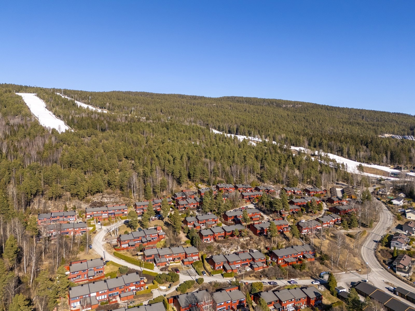 Borettslaget er grensende til marka med flott turterreng og lysløype. Galleribilde