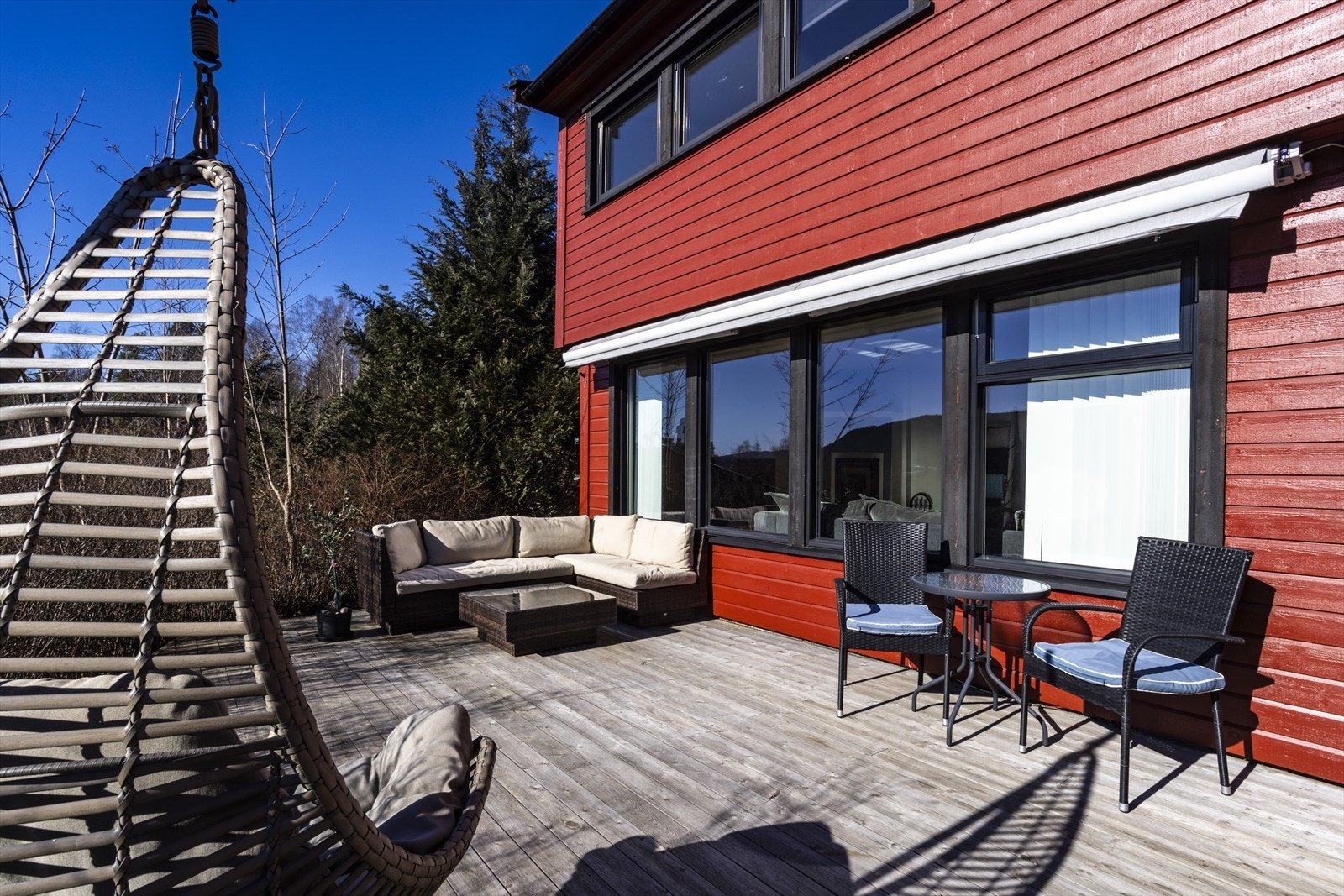 Terrasseplatting i hage, med el-markise. Galleribilde