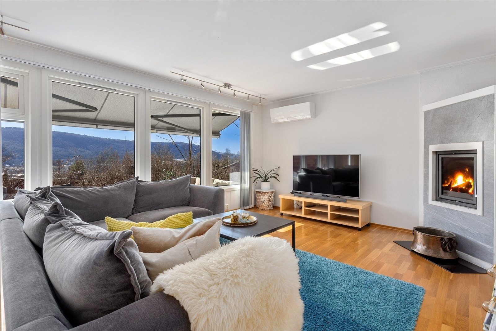 Rommet er holdt i et delikat og tidløst fargevalg, som også gjør det enkelt å kunne sette farge på interiøret. Galleribilde