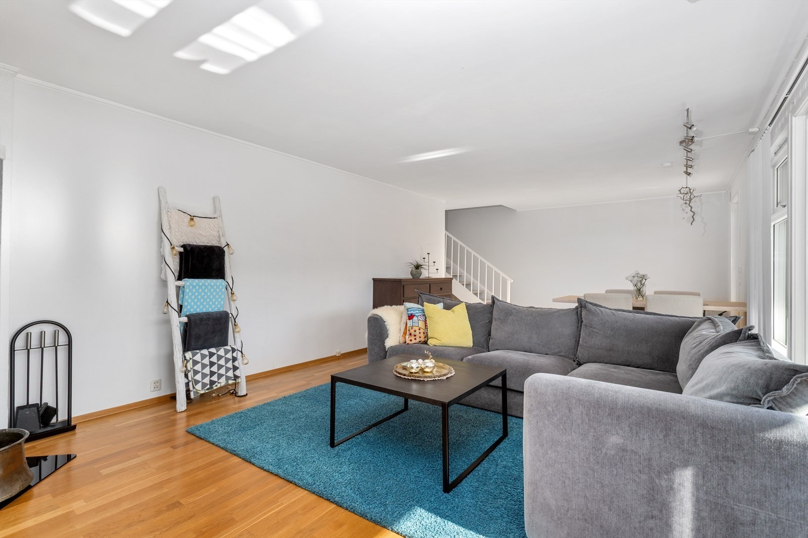 Nede i underetasje ligger boligens romslige stue og to bod-rom. Galleribilde