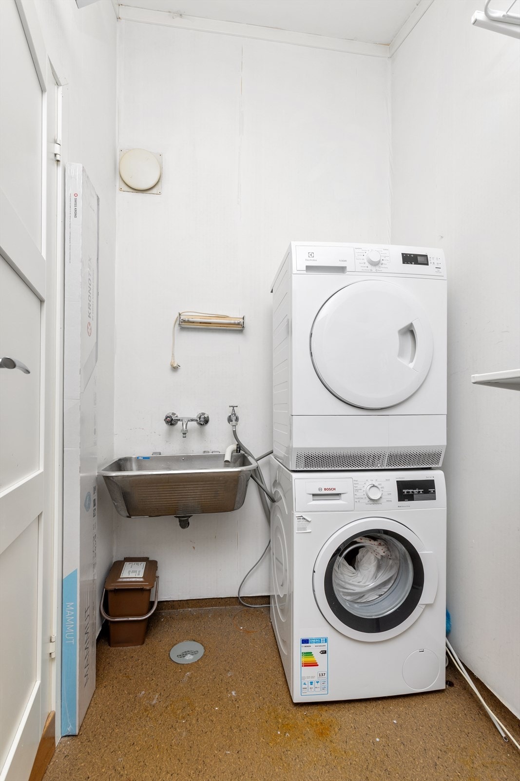 Fra kjøkkenet er det videre tilgang til hjemmets vaskerom, som også har egen utvendig adkomst - praktisk for sølete gråværsdager. Galleribilde