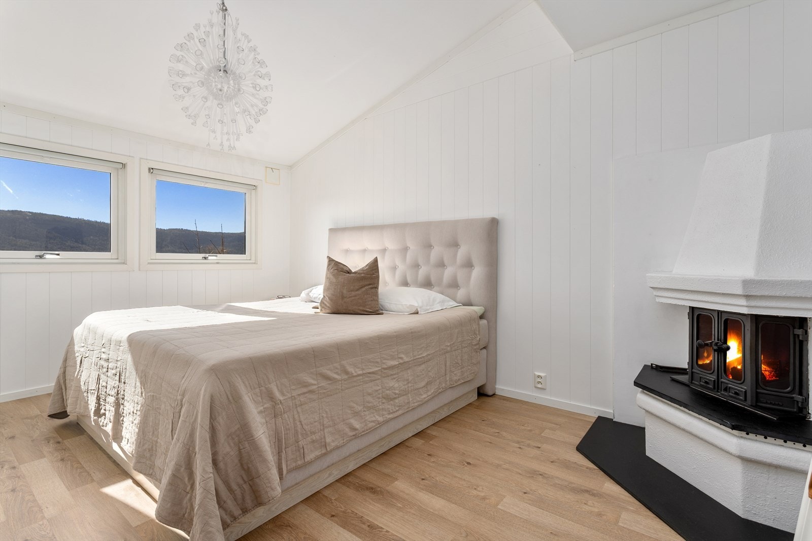 Til sammen inneholder rekkehuset også tre soverom. Alle beliggende i andre halvplan og med god tilgang fra boligens baderom. Galleribilde