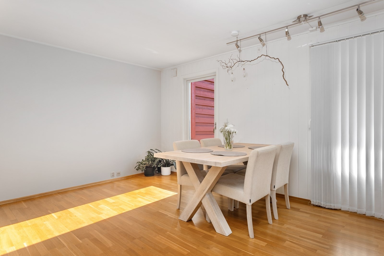 Fra stuen er det direkte utgang til herlig uteområde med platting og god plass til hagemøblement. Galleribilde