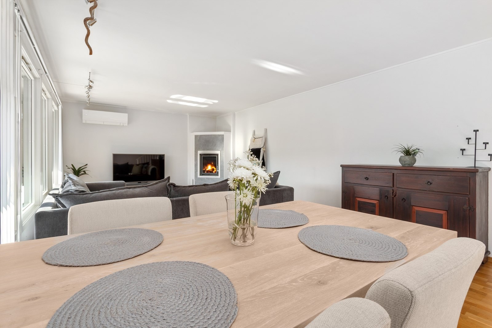 Spiseplass i stue beliggende i underetasje av boligen. Galleribilde