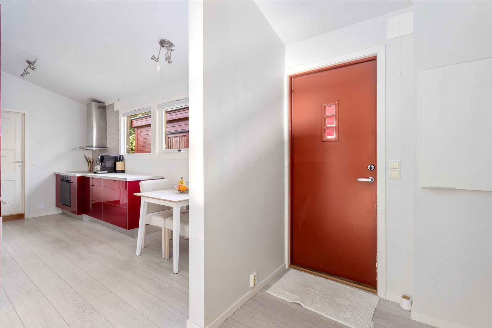 Oppe i første halvplan finner du vindfanget, kjøkkenet og vaskerom. Galleribilde