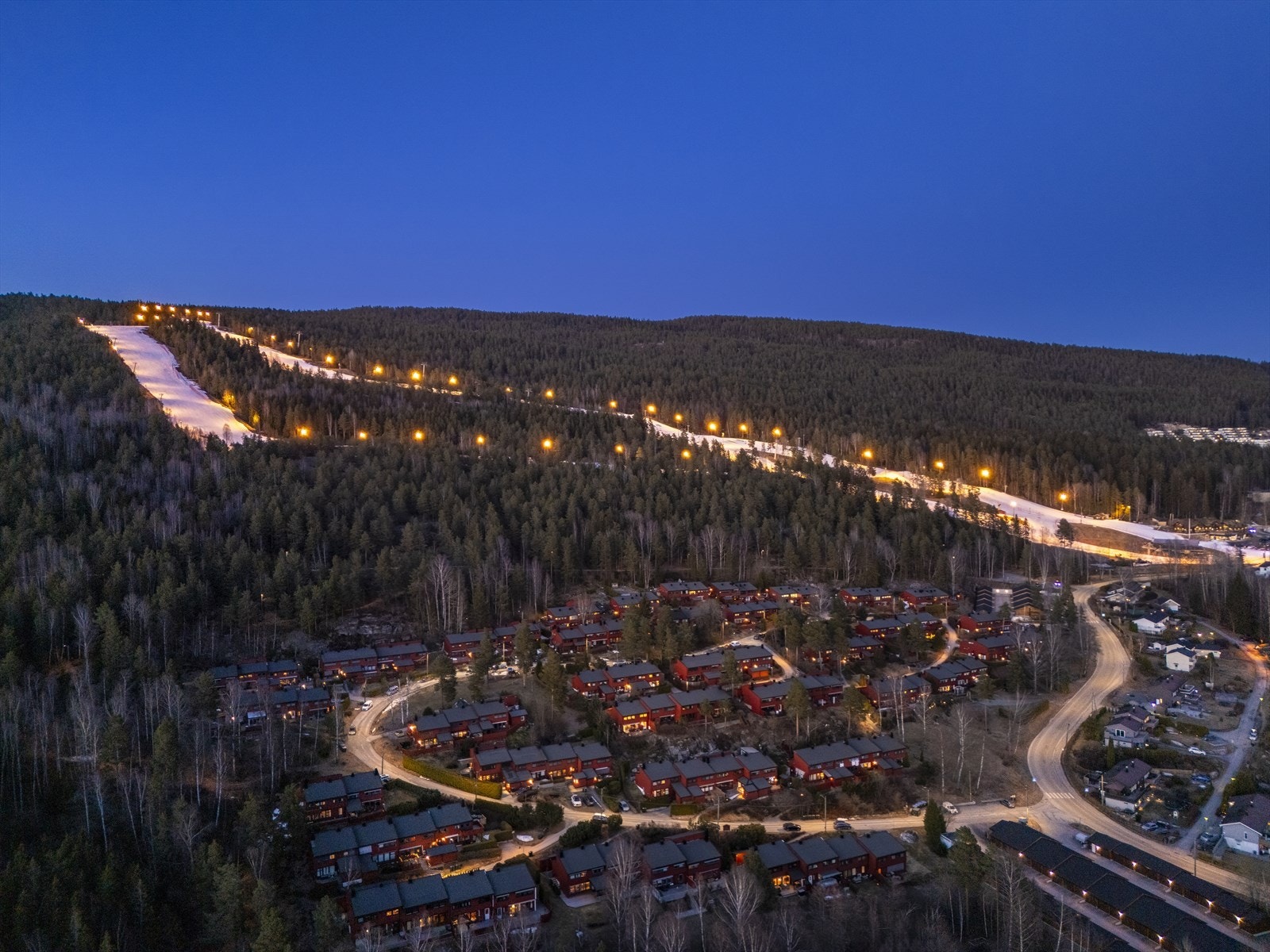 Oversiktsbilde kveld. Galleribilde