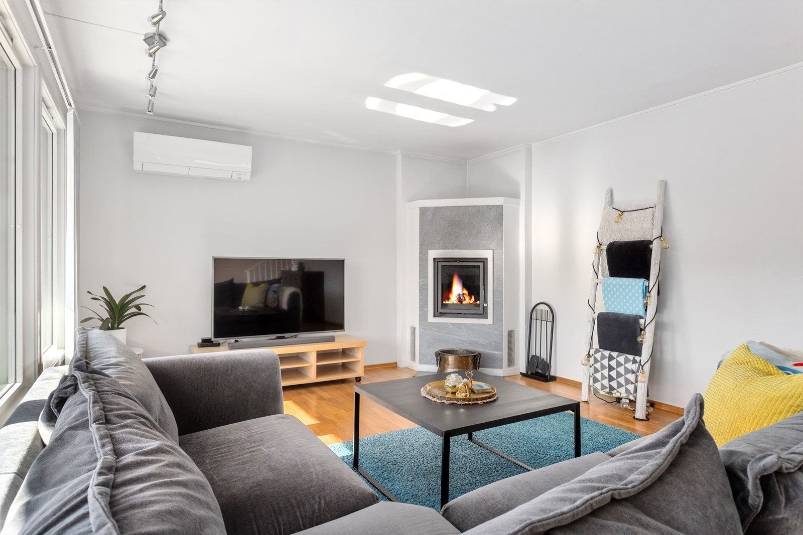 Varmepumpe, i tillegg til peisovn bidrar til jevn og god temperatur. Galleribilde