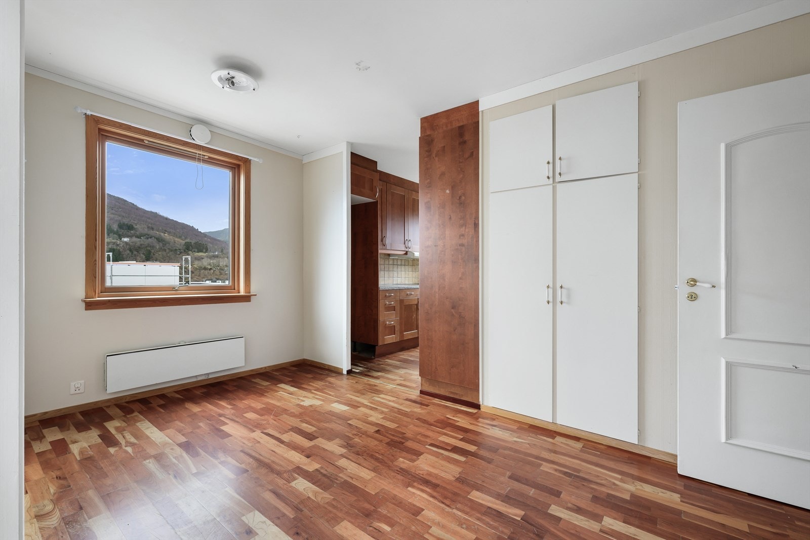 Spisestue og dør videre til kjøkken Galleribilde