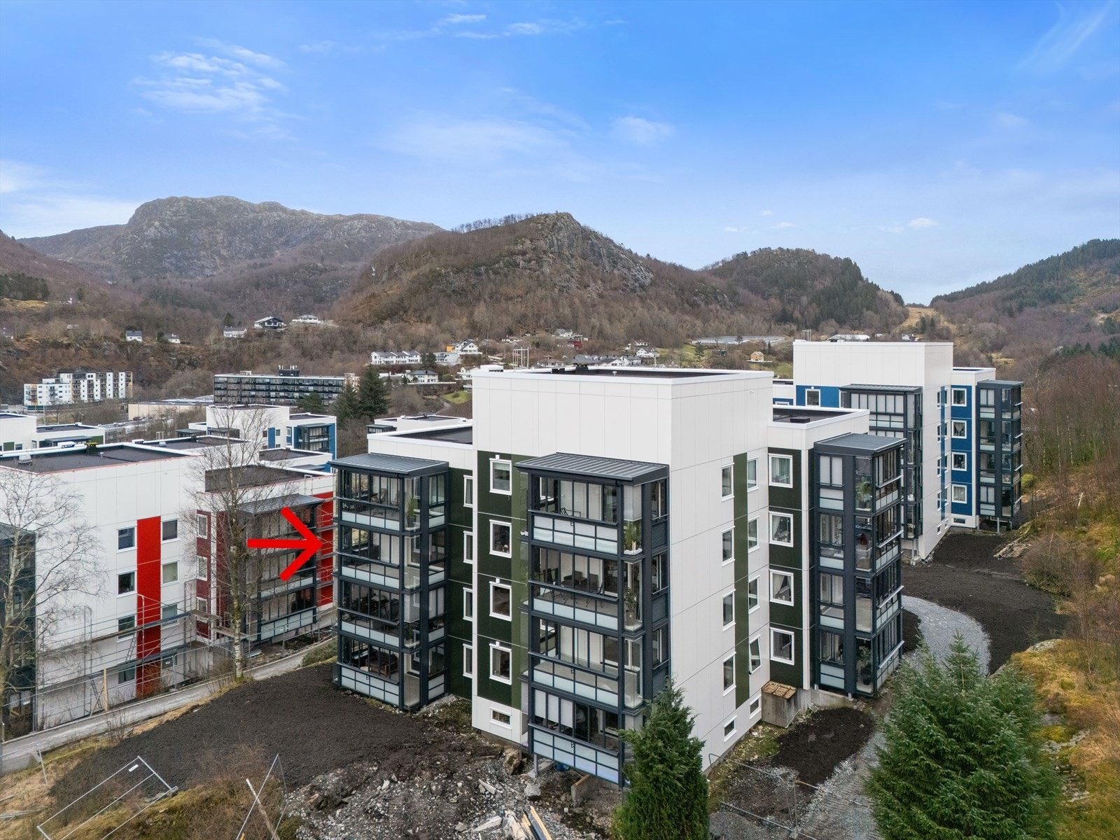 Leiligheten ligger i byggets 3. etasje Galleribilde