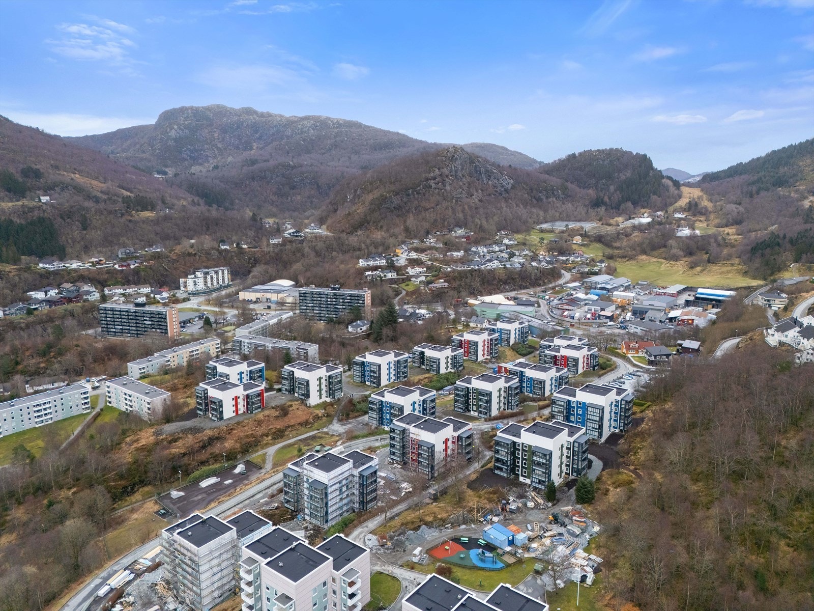 Få minutters gange til busstopp (linje 3) og til dagligvarebutikken Kiwi Galleribilde