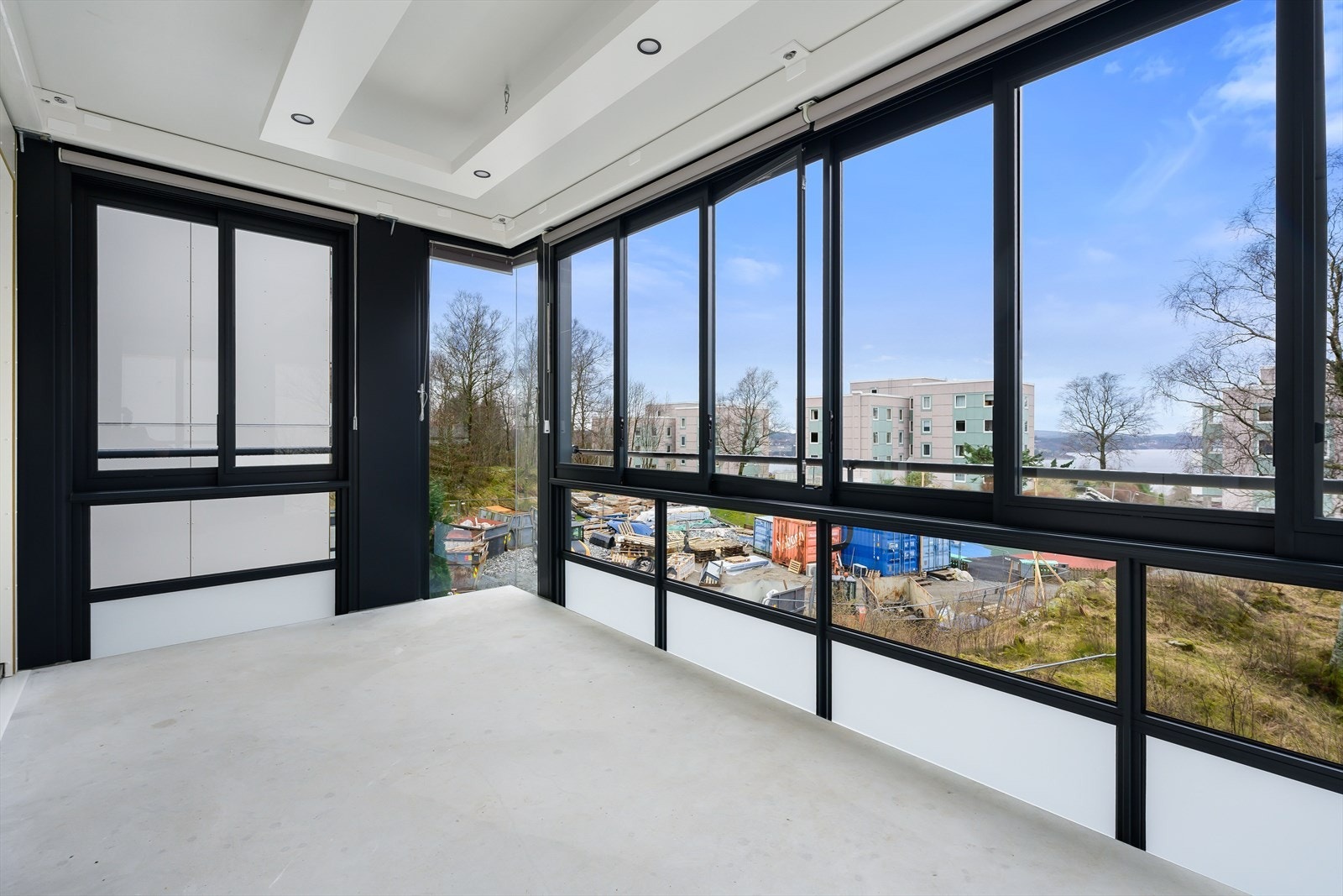 Vestvendt balkong med utsikt mot sjø og gode solforhold Galleribilde