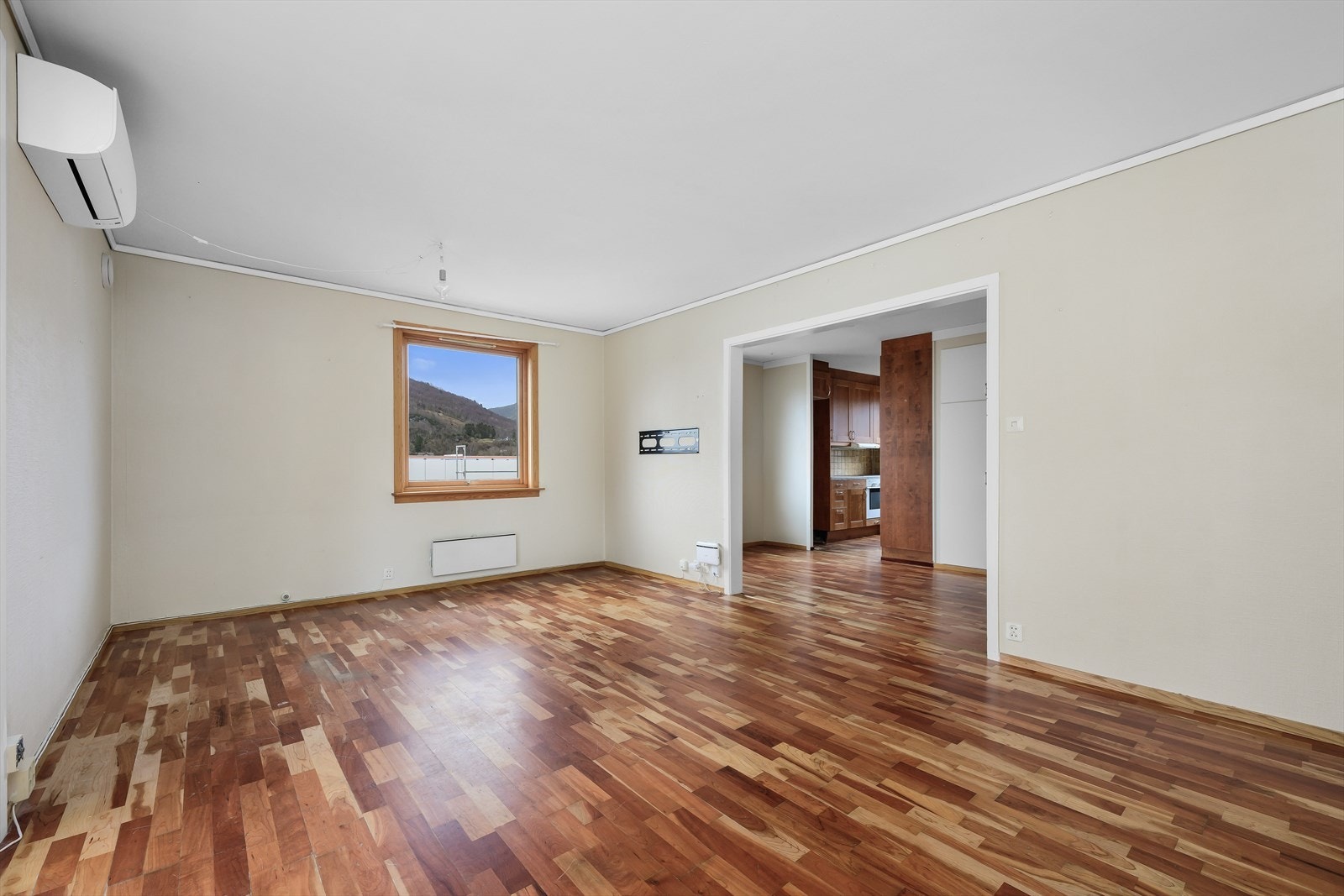 Stue og videre inn til spisestue Galleribilde