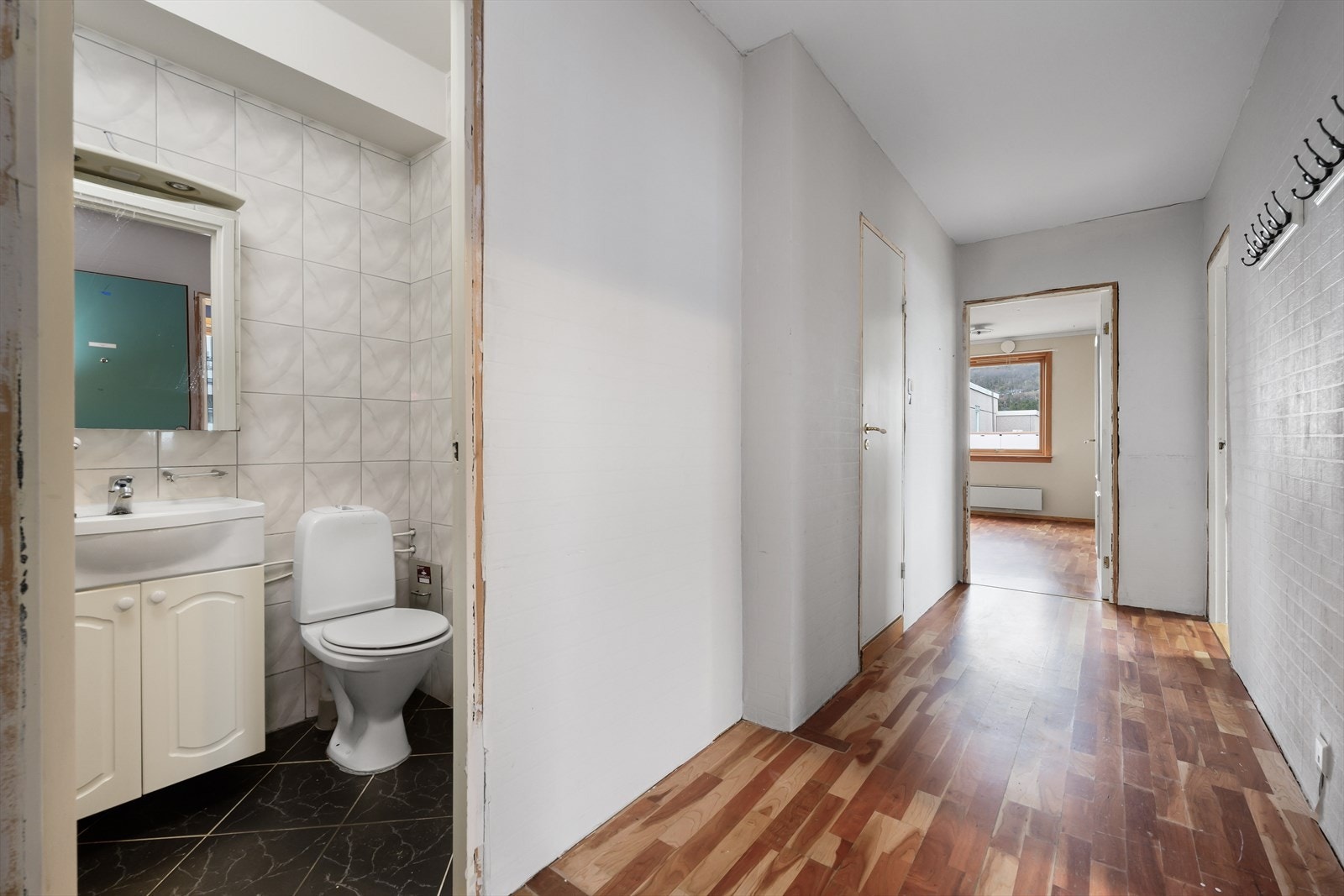 Gang og dør inn til toalettrom Galleribilde