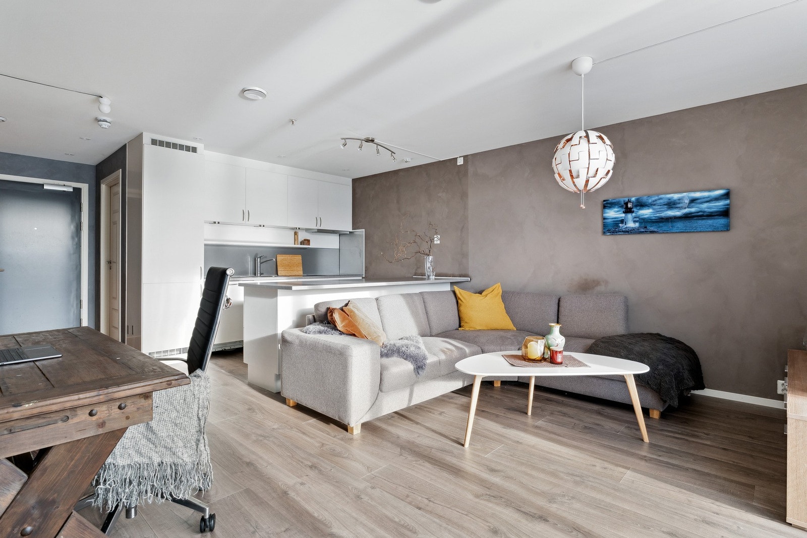 Det er åpen løsning mot kjøkkenet. Galleribilde