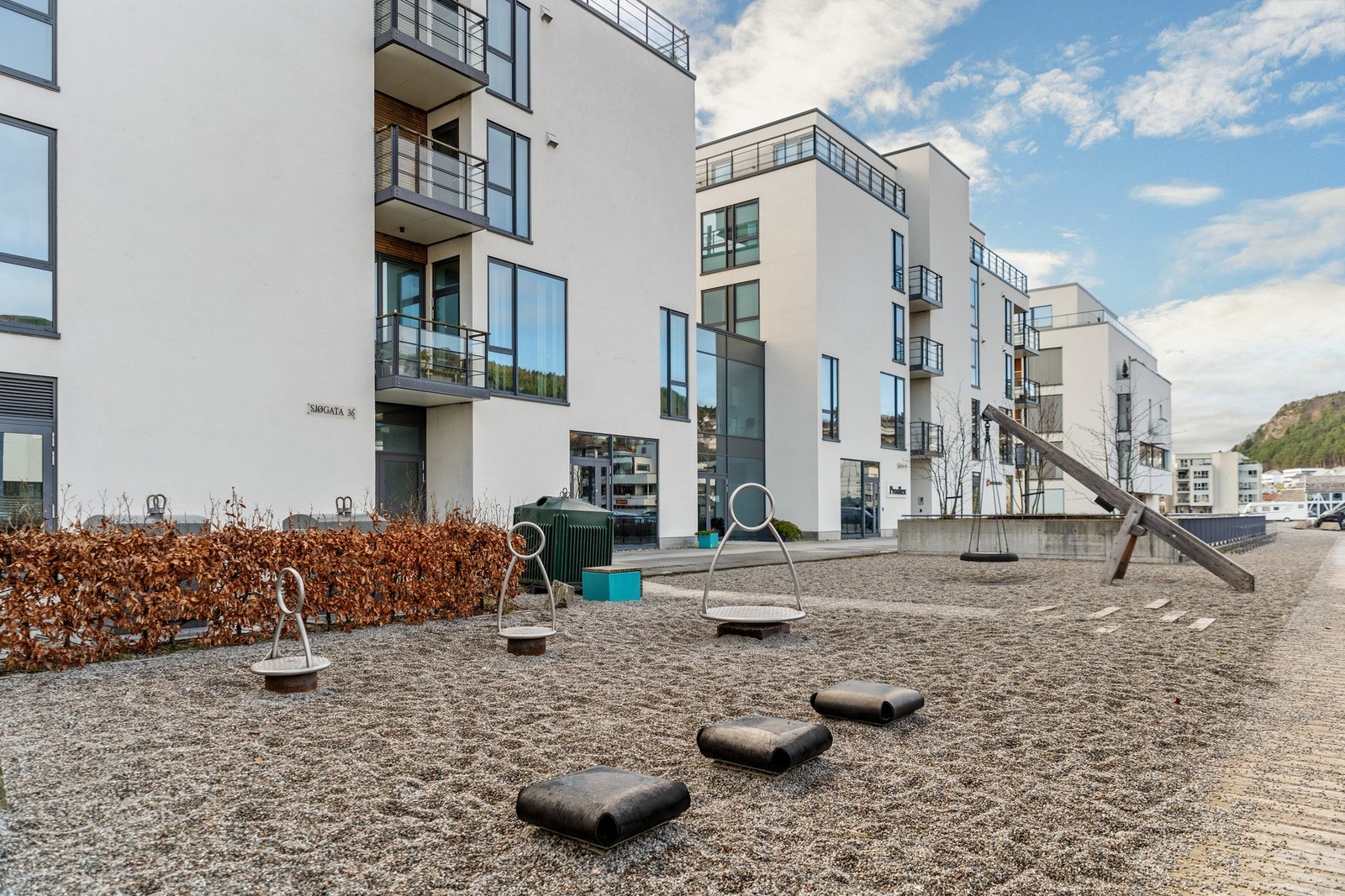 Uteområdet er fint opparbeidet. Du er bare en liten heistur eller noen trappetrinn ned så er du midt i sentrum. Galleribilde
