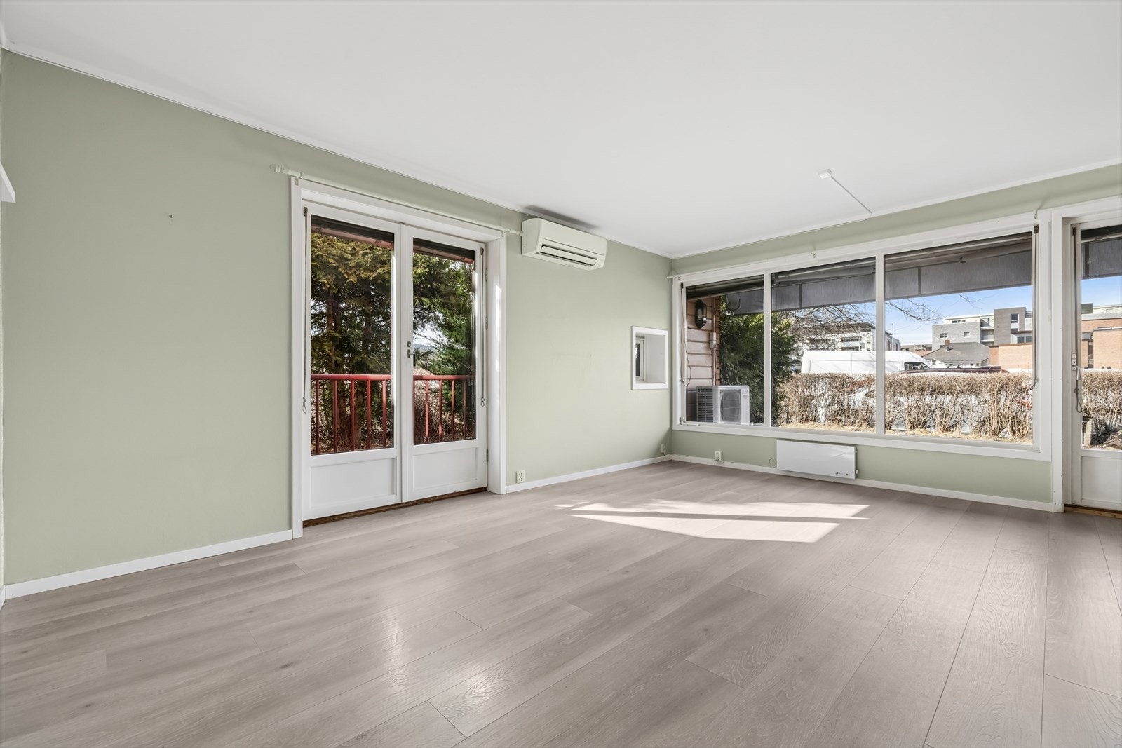 Lys og romslig stue/spisestue med varmepumpe. Galleribilde