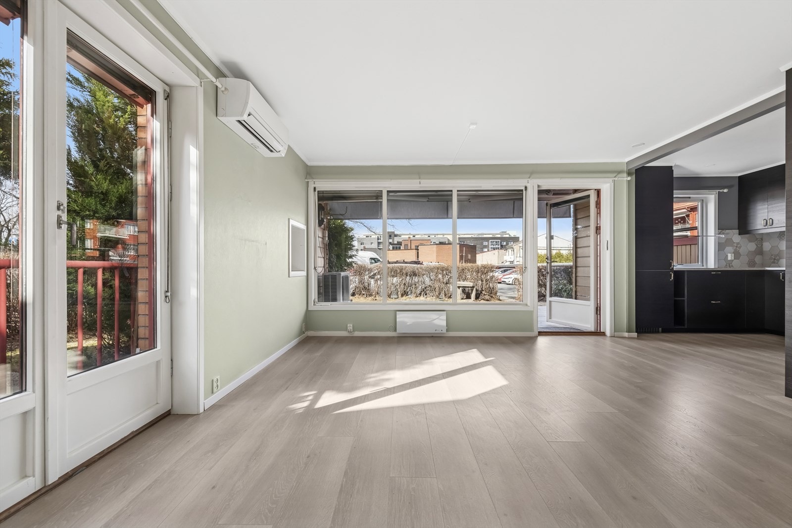 Store vindusflater som lar dagslyset flyte fritt. Galleribilde