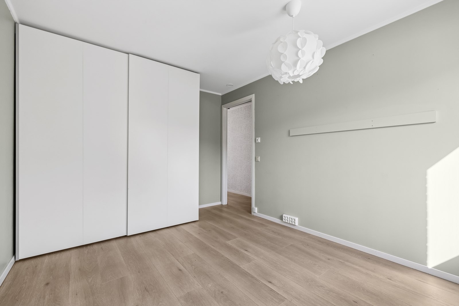 Gode oppbevaringsmuligheter i skyvedørgarderobe. Galleribilde