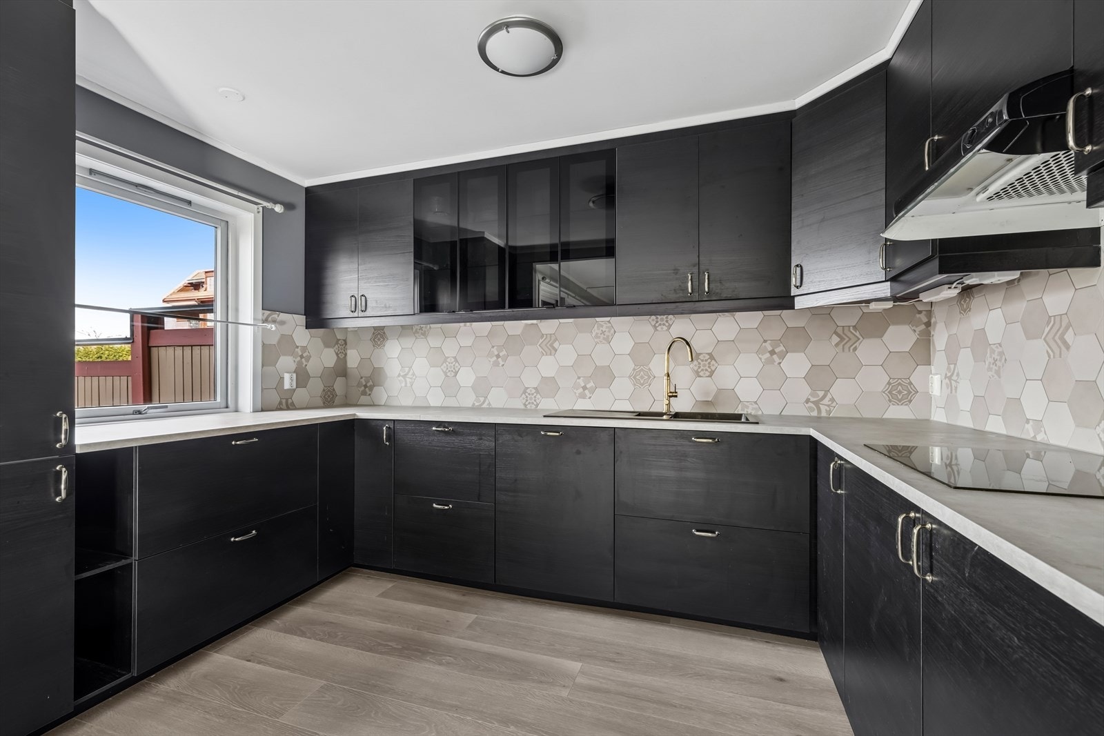 God skap- og benkeplass og innredning slik at matlagingen forenes med sosialt samvær. Galleribilde