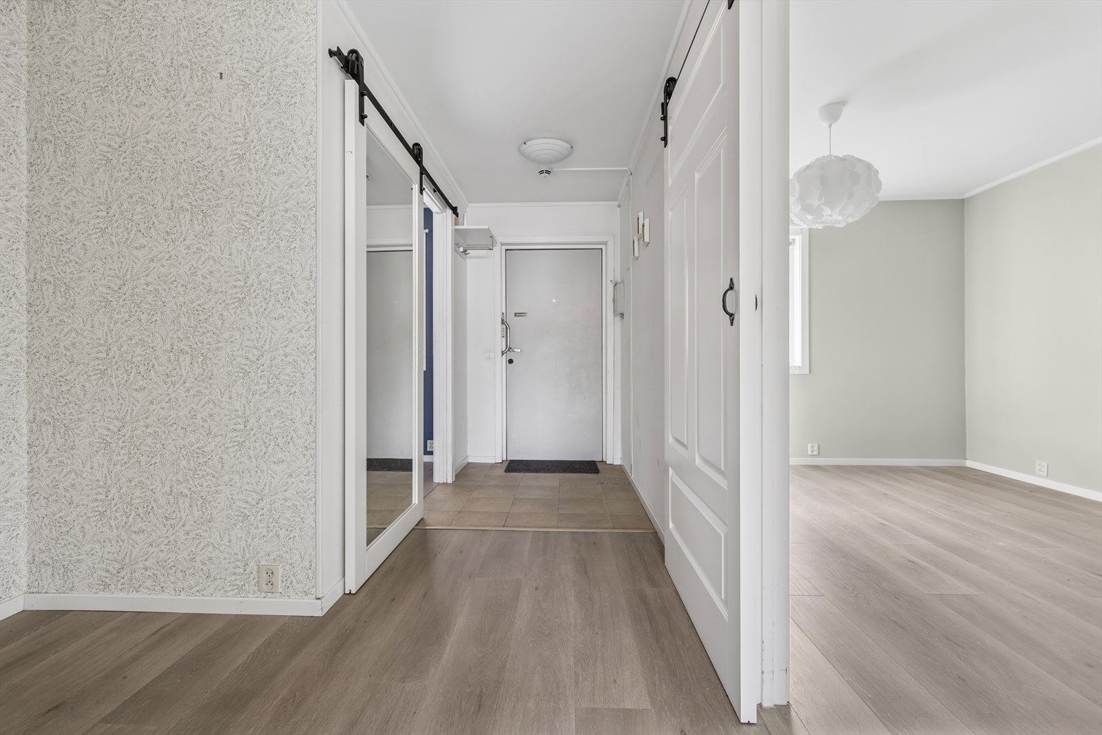 Trivelig og luftig entrè som ønsker deg velkommen inn, god plass til å henge fra seg ytterklær. Galleribilde