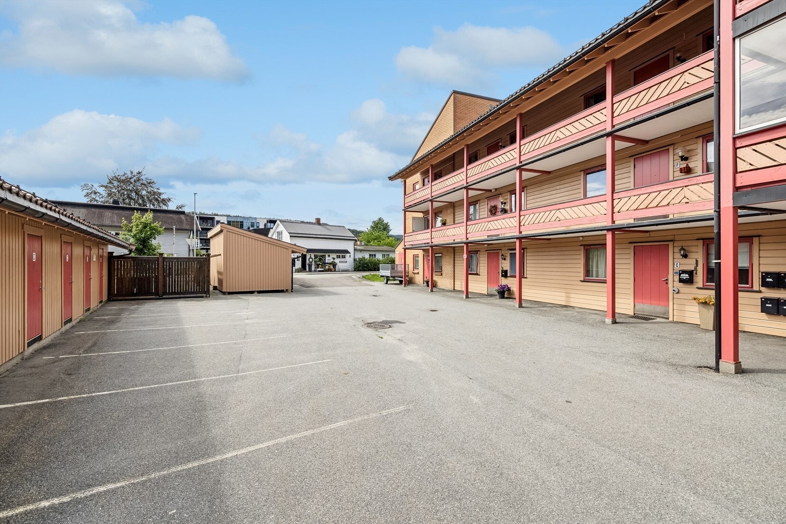 Eiendommen ligger sentralt til i Mjøndalen i et veletablert boligområde. Galleribilde