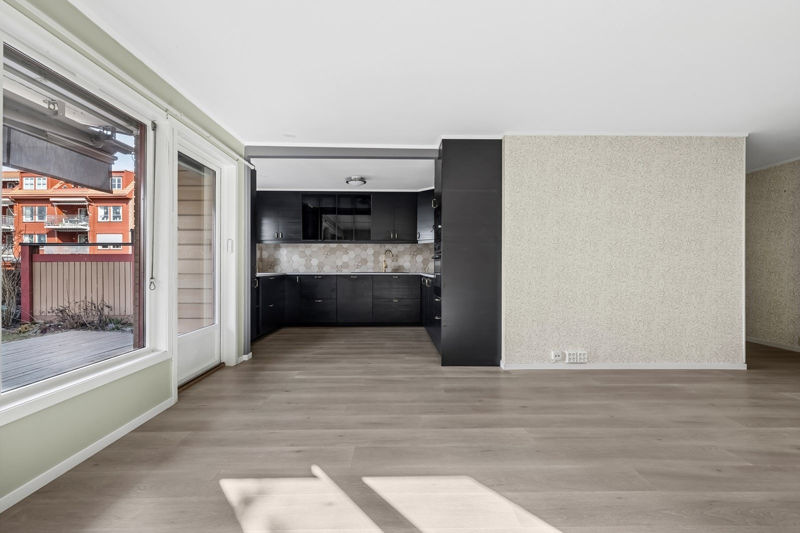 Åpen og sosial stue- og kjøkkenløsning som gir en god romfølelse. Galleribilde