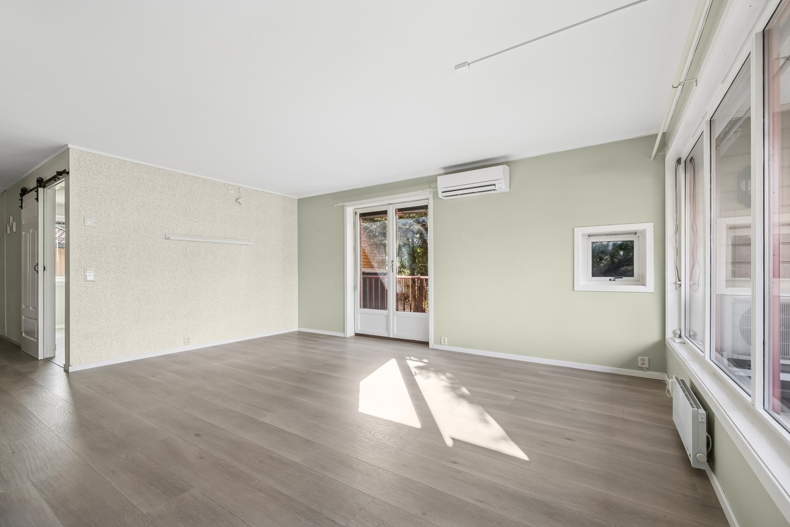 Lys og romslig stue med gode innredningsmuligheter til sofagruppe og tv-møblement. Galleribilde