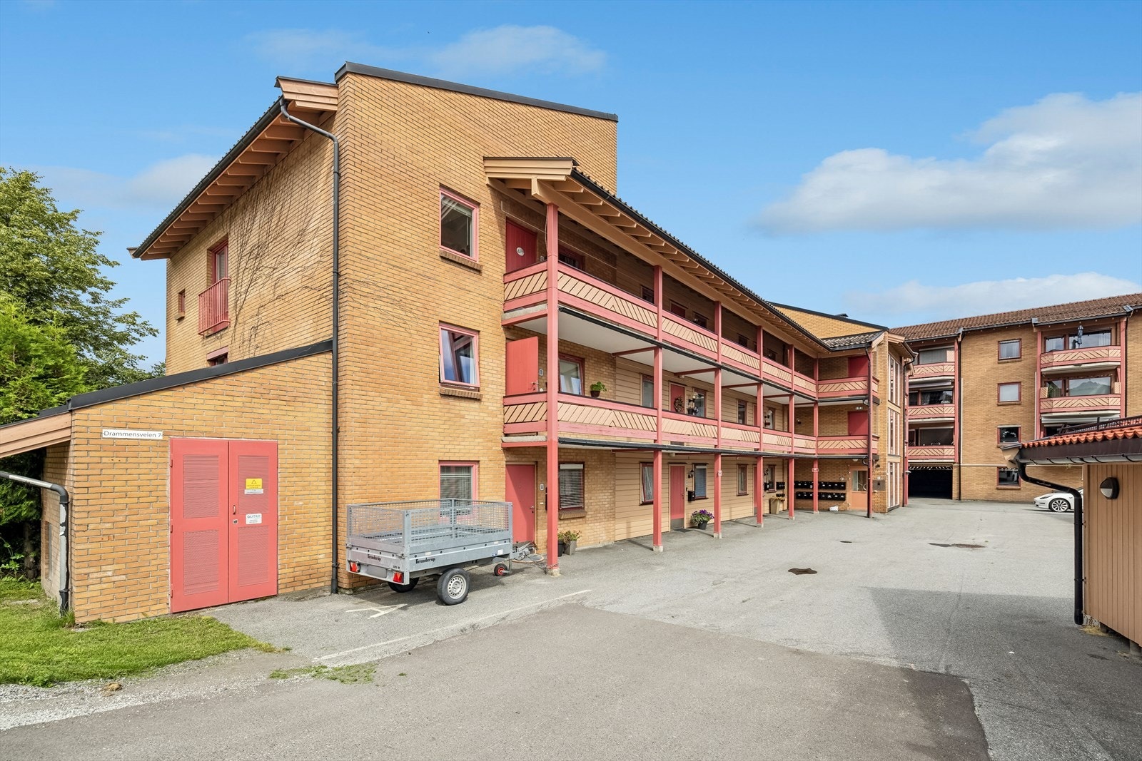 God tog- og bussforbindelse fra Mjøndalen mot Drammen og Oslo. Kort og enkel adkomst til E-134 retning Drammen/Oslo og Kongsberg. Galleribilde