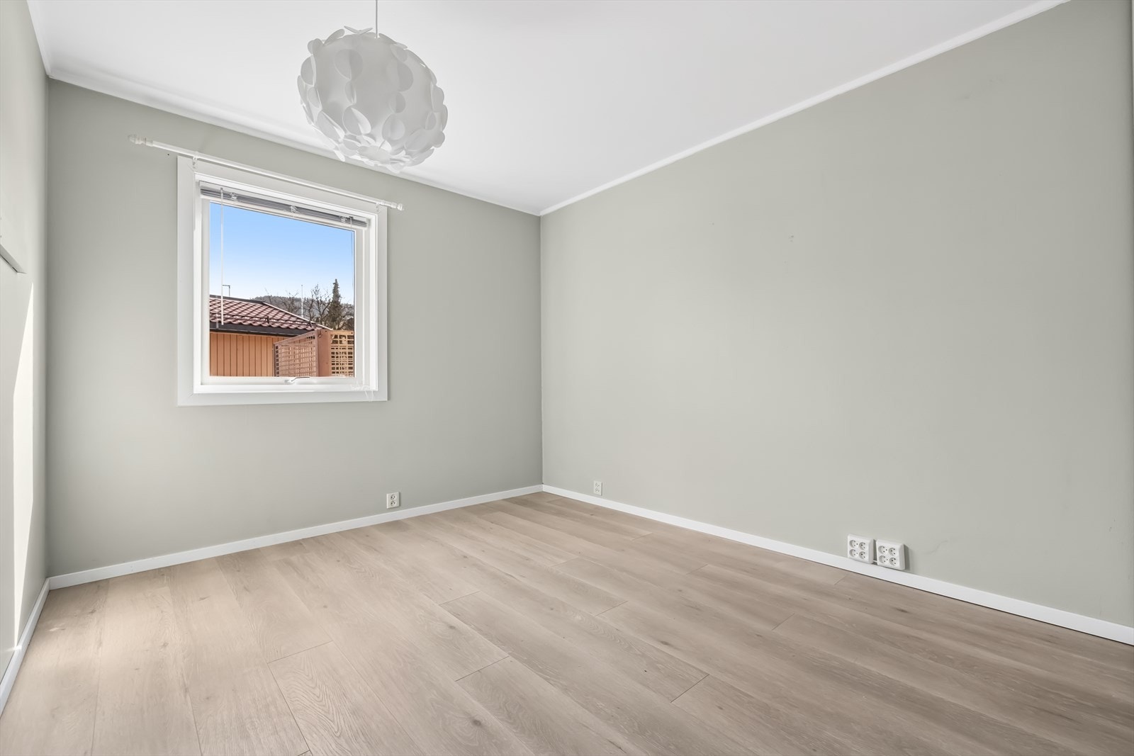 Romslig soverom malt i behagelig og lys farge. Galleribilde