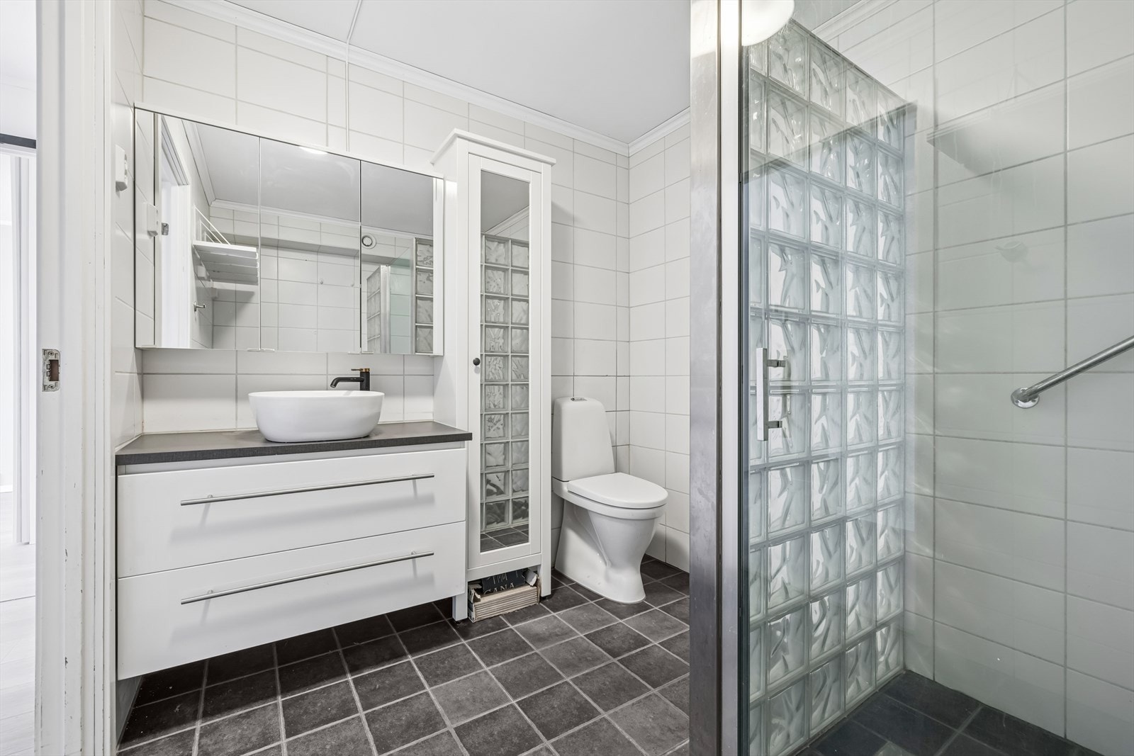 Bad med baderomsinnredning, wc og dusj. Galleribilde