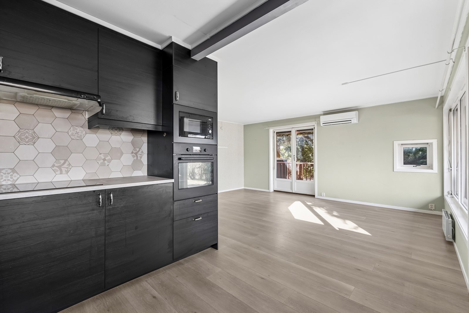 Kjøkken med integrerte hvitevarer og laminat benkeplate. Galleribilde